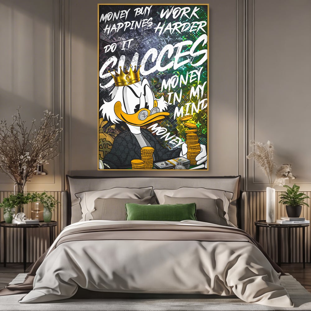 Tablou canvas cu tablou canvas cu rata stilizata si bani, in rama de aluminiu auriu, pe perete intr-un dormitor